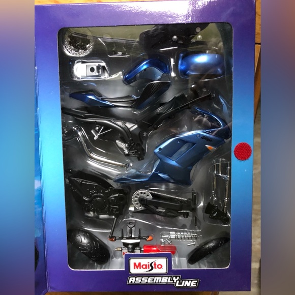 Maisto Motorcycle Building Kit - Kawasaki Ninja ZX-6R Assembly Line - Picture 4 of 8